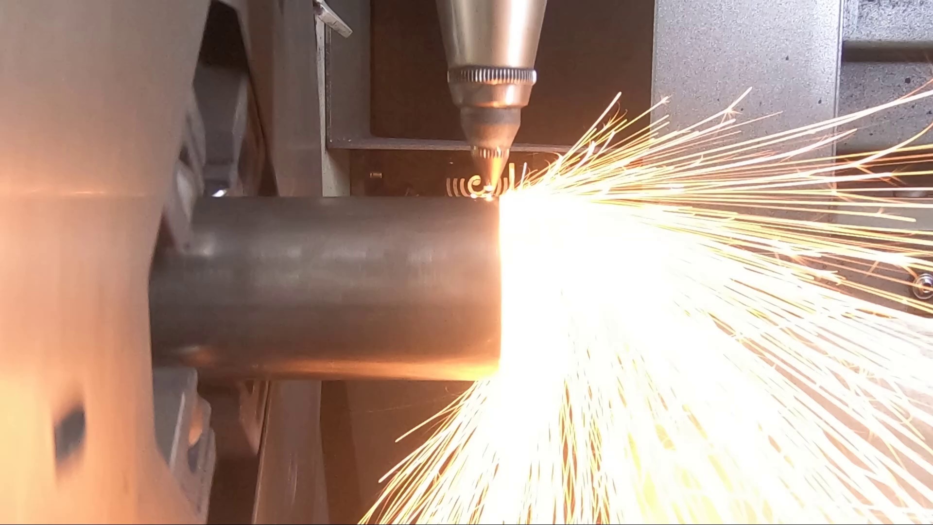 Fiber laser working on a steel tube